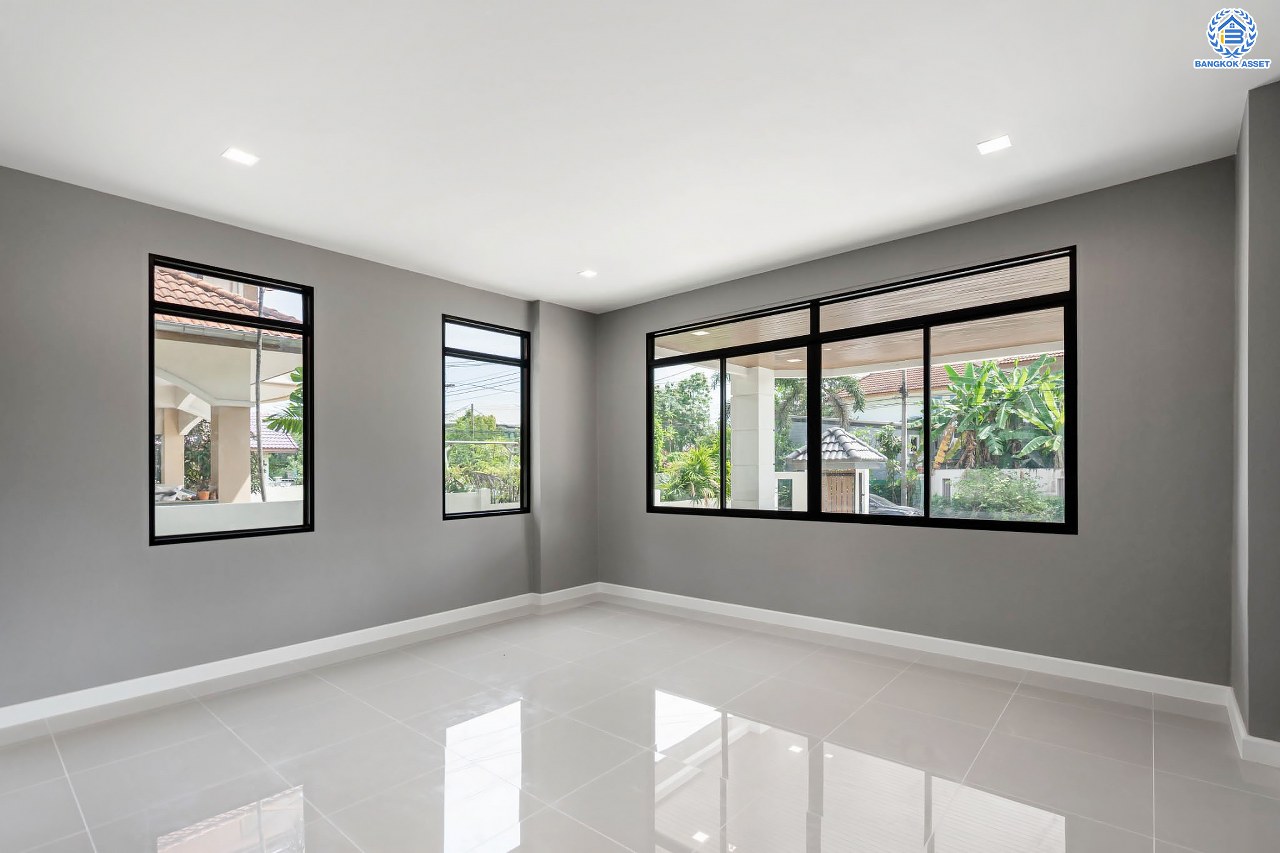 บ้านมือสองตกแต่งใหม่ โครงการ เมืองเอก โครงการ8  วิภาวดี-รังสิต บ้านเดี่ยวหลังใหญ่ บนเนื้อที่ 105 ตร.ว. พื้นที่ใช้สอยเยอะถึง 444 ตร.ม. พร้อมฟังก์ชัน 3 ห้องนอน 5 ห้องน้ำ 1 ห้องอเนกประสงค์ 1 ห้องแม่บ้าน จอดรถได้ 2 คัน สุดยอดทำเล เชื่อมต่อทุกการเดินทาง ใกล้จุดขึ้นทางด่วน "ศรีสมาน" และมหาวิทยาลัยรังสิต